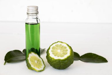 Güney Afrika'da bir kabile kireç gelen doğal bitkisel yağlar koku koku beyaz arka plan üzerinde kokusu alıyorum.