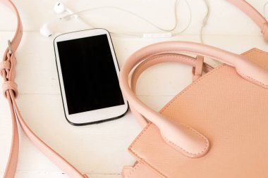 Pembe çanta koleksiyonu ve aksesuarlar, yaşam tarzı kadın relax arka plan üzerinde beyaz