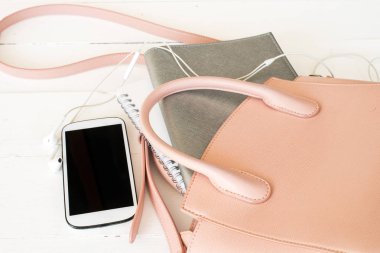 yaşam tarzı çalışan kadın arka plan beyaz iş için pembe çanta defter planlayıcısı