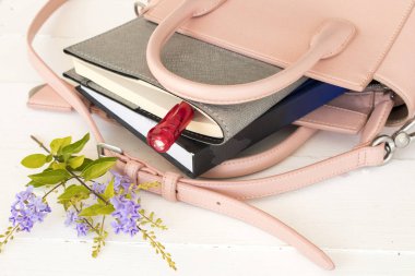 yaşam tarzı çalışan kadın arka plan beyaz iş için pembe çanta defter planlayıcısı