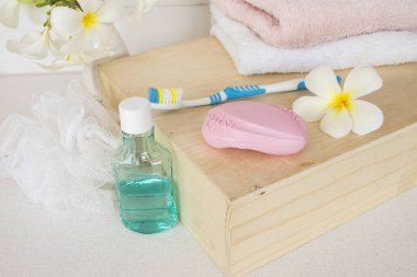 vücut cilt için temizlik sabunla diş macunu diş fırçası için sağlık oral kavite arka plan üzerinde beyaz yıkama banyo ayarla