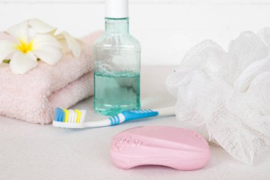 vücut cilt için temizlik sabunla diş macunu diş fırçası için sağlık oral kavite arka plan üzerinde beyaz yıkama banyo ayarla