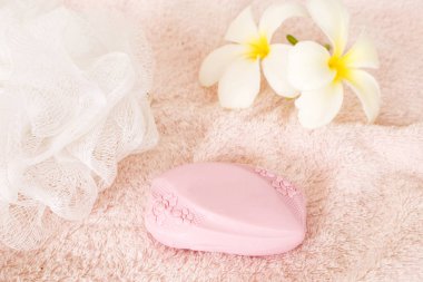pembe sabun ve havlu kumaş yıkama temizlik heath vücut cilt için arka plan beyaz banyo Bakımı