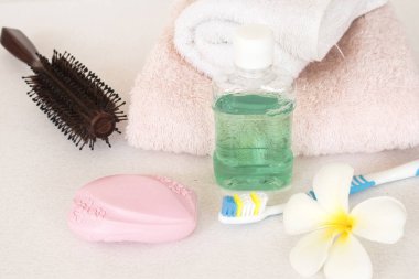 vücut cilt için temizlik sabunla diş macunu diş fırçası için sağlık oral kavite arka plan üzerinde beyaz yıkama banyo ayarla