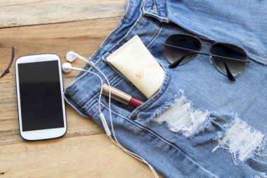 kısa pantolon denim jeans ile güneş koruyucu spf 50 cilt yüz ve aksesuarları kadın için sakin ol zemin ahşap üzerine yaz