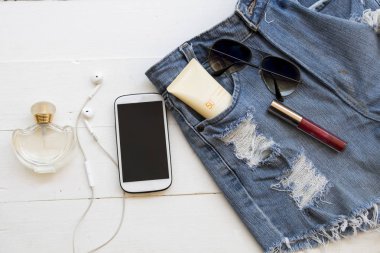 kısa pantolon denim jeans ile güneş koruyucu spf 50 cilt yüz ve aksesuarları kadın için relax arka plan beyaz yaz