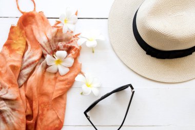 arka plan beyaz yaz yaşam tarzı kadın için turuncu atkı şapka ve güneş gözlüğü aksesuarlar rahatla