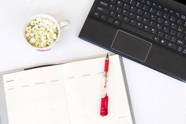 defter aylık planlayıcısı kaydı ile cep telefonu ve bilgisayar için Ofis Masası, mali