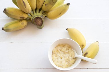 ahşap arka plan bebek için sağlıklı yemek muz püresi