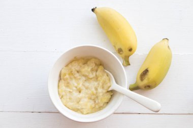 ahşap arka plan bebek için sağlıklı yemek muz püresi