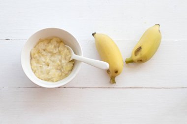 ahşap arka plan bebek için sağlıklı yemek muz püresi