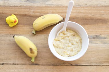 ahşap arka plan bebek için sağlıklı yemek muz püresi