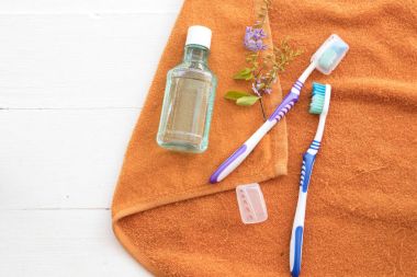 diş macunu ve diş fırçası için sağlıklı bakım ağız boşluğu ile arka planda beyaz banyo havlusu