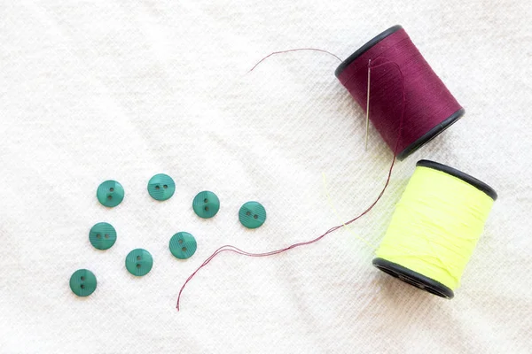 el yapımı iplik iğne düğmesi ve giysiler için ekipman testere ile kesme beyaz arka plan üzerinde çalışmak