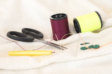 iş iş parçacığı PIN iğne makas düğmesi ve giysiler için ekipman testere ile kesme el yapımı beyaz arka plan üzerinde