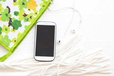 cep telefonu kulaklık ve beyaz arka plan üzerinde küçük çanta