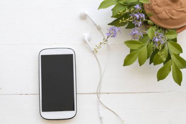 hareket eden telefon ile earphone ile arka plan beyaz çiçek