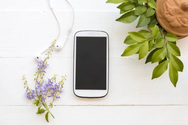 hareket eden telefon ile earphone ile arka plan beyaz çiçek