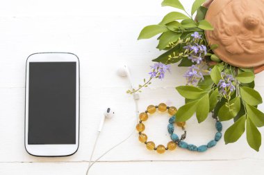 hareket eden telefon ile earphone ile arka plan beyaz çiçek