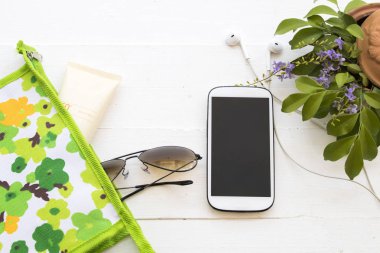 güneş koruyucu krem spf 50 cilt yüz çanta ve cep telefonu için yaşam tarzı kadın beyaz arka plan üzerinde güneş gözlüklü