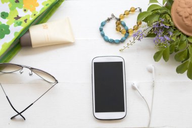 güneş koruyucu krem spf 50 cilt yüz çanta ve cep telefonu için yaşam tarzı kadın beyaz arka plan üzerinde güneş gözlüklü