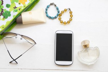 güneş koruyucu krem spf 50 güneş gözlüğü çanta ve cep telefonu parfüm ile cilt yüz için yaşam tarzı kadın üzerinde arka plan beyaz için