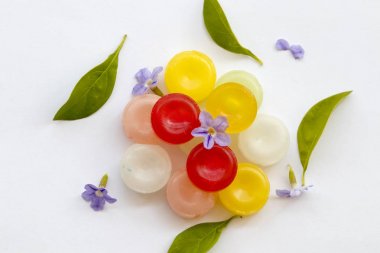 Boğaz pastil hapları üzerinde arka plan beyaz bitkisel öksürük