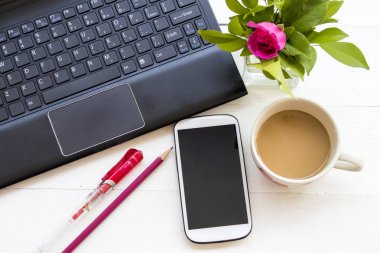 bilgisayar dizüstü cep telefonu iş için Ofis Masası beyaz masada sıcak kahve ile çalışmak