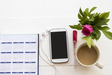 defter takvim planlayıcısı cep telefonu iş için Ofis Masası beyaz masada sıcak kahve ile çalışmak