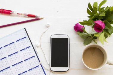 defter takvim planlayıcısı cep telefonu iş için Ofis Masası beyaz masada sıcak kahve ile çalışmak