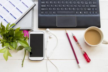 defter takvim planlayıcısı cep telefonu iş için iş bilgisayar ile masada Ofis Masası beyaz