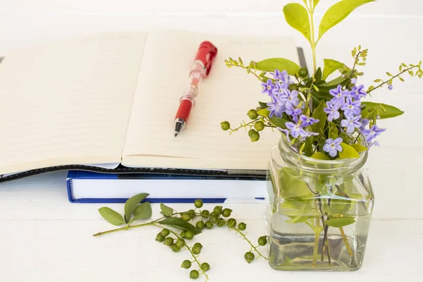 Planificador Cuadernos Año Con Flor Púrpura Botella Sobre Mesa Blanca — Foto de Stock