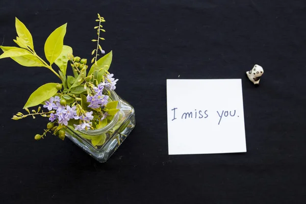 Carte Message Avec Des Fleurs Violettes Bouteille Sur Fond Noir — Photo