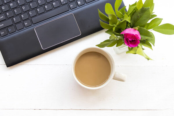 ноутбук для работы с компьютером с горячим кофе на столе белый на рабочем столе
