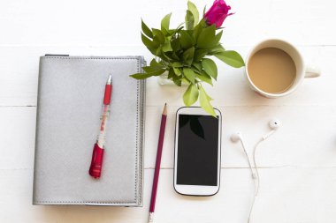 defter planlayıcısı cep telefonu iş için Ofis Masası beyaz masada sıcak kahve fincanı ile çalışmak