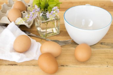 ahşap arka plan üzerinde pişirmek süper sağlıklı gıda çiğ yumurta hazırlamak