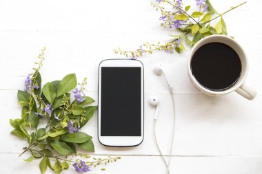 popüler içecekler sıcak taze kavrulmuş kahve ve beyaz arka plan üzerinde mor çiçekler ile cep telefonu kulaklık