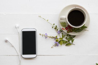 popüler içecekler sıcak taze kavrulmuş kahve ve beyaz arka plan üzerinde mor çiçekler ile cep telefonu kulaklık