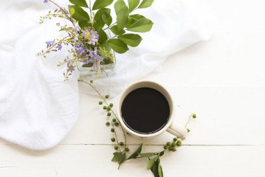 popüler içecekler ile arka plan beyaz mor çiçekler taze kavrulmuş kahve sıcak