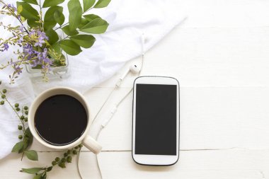 popüler içecekler sıcak taze kavrulmuş kahve ve beyaz arka plan üzerinde cep telefonu kulaklık