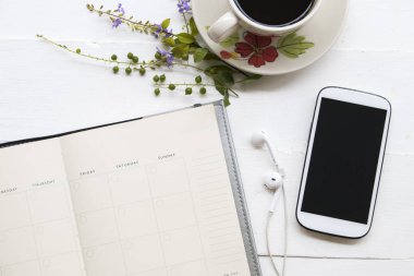 defter planlayıcısı popüler içecekler sıcak taze kavrulmuş kahve ve beyaz arka plan üzerinde cep telefonu kulaklık