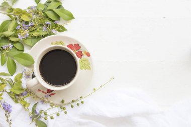 popüler içecekler sıcak taze kavrulmuş kahve ve mor çiçekler üzerinde arka plan beyaz