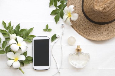 arka plan beyaz yaz parfüm şapka cep telefonu ve yaşam tarzı kadın şapkalarına dinlenmek