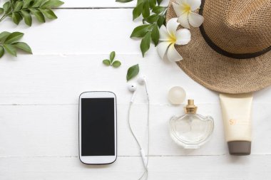 güneş koruyucu spf 50 cep telefonu ve yaşam tarzı kadın şapkalarına yaz beyaz arka plan üzerinde dinlenmek