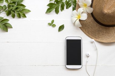  cep telefonu ve yaşam tarzı kadın şapkalarına yaz beyaz arka plan üzerinde dinlenmek