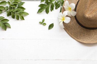 beyaz çiçek frangipani ve yaprak yaşam tarzı kadın ile şapka relax arka plan beyaz yaz