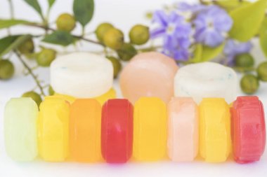 öksürük boğaz pastil hapları bitkisel arka plan beyaz çiçek aranjmanı