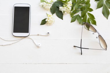 cep telefonu ve yaşam tarzı kadın için güneş gözlüğü yaz beyaz arka plan üzerinde dinlenmek