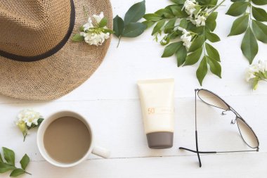 Cilt için doğal kozmetik güneş koruyucu spf 50 şapka yüz ve arka plan beyaz yaz yaşam tarzı kadın güneş gözlüğü rahatla