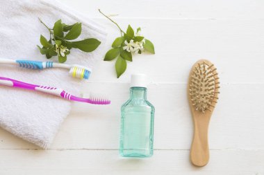 sabah ile temiz oral kavite ve diş diş fırçası gargara beyaz sağlıklı dişler için